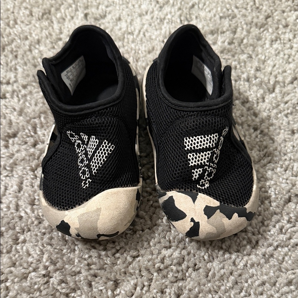 adidas Kids Black and White Camouflage Sandals mesh Velcro size 5